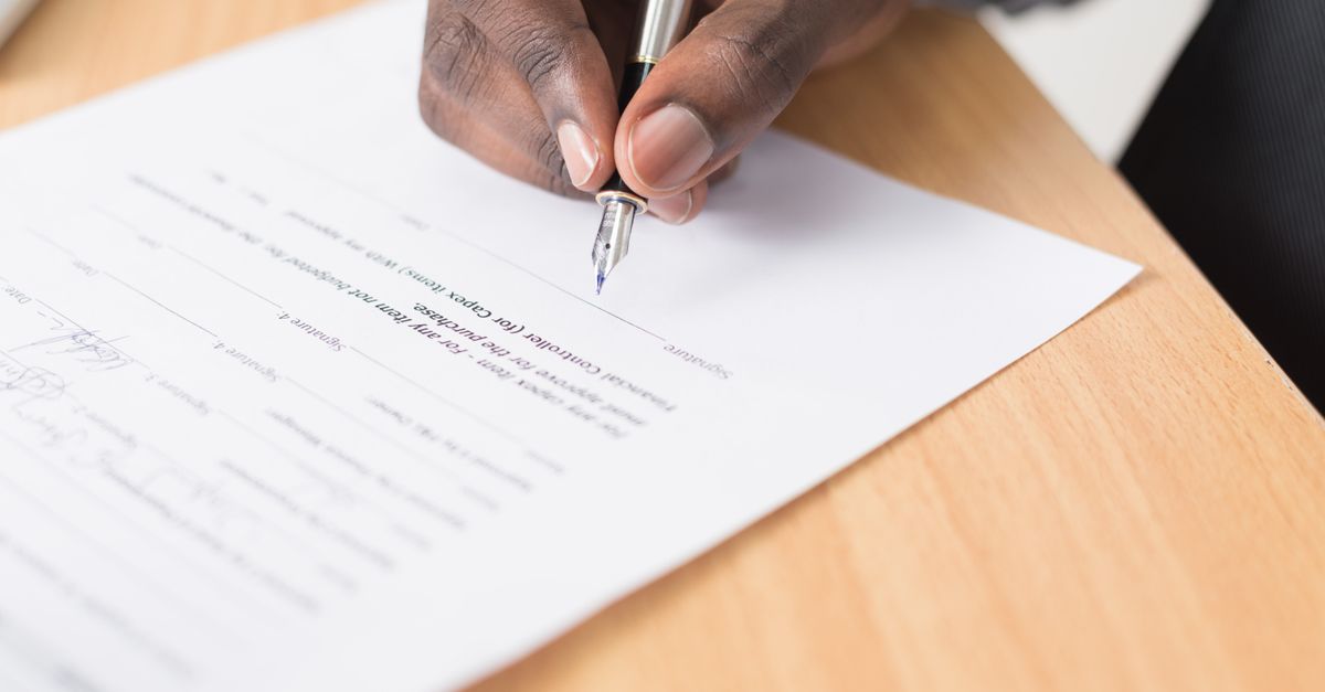 Documento de contrato de alquiler sobre un escritorio con una calculadora al lado